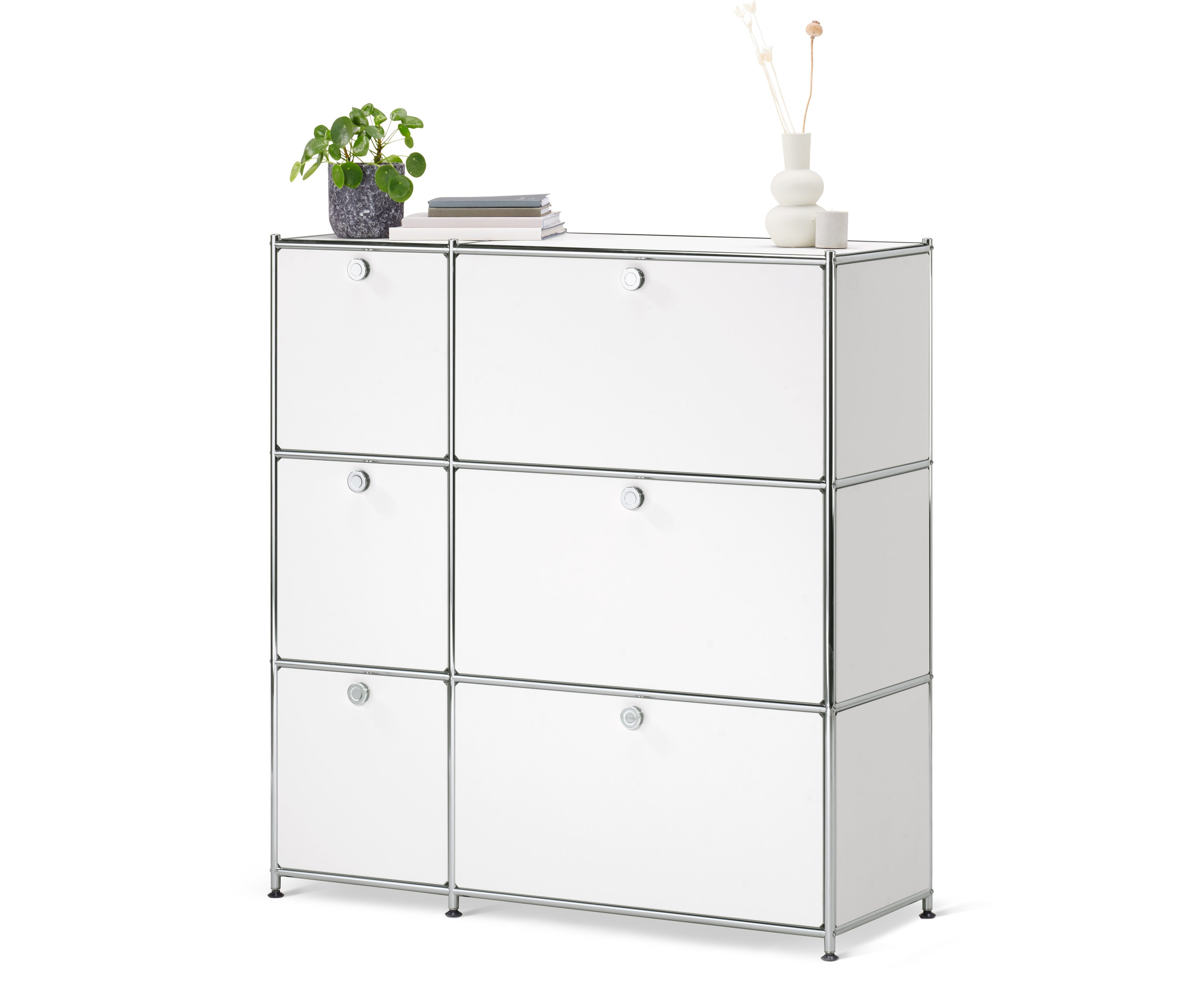 Bílá komoda CN3 se šesti výklopnými dvířky.