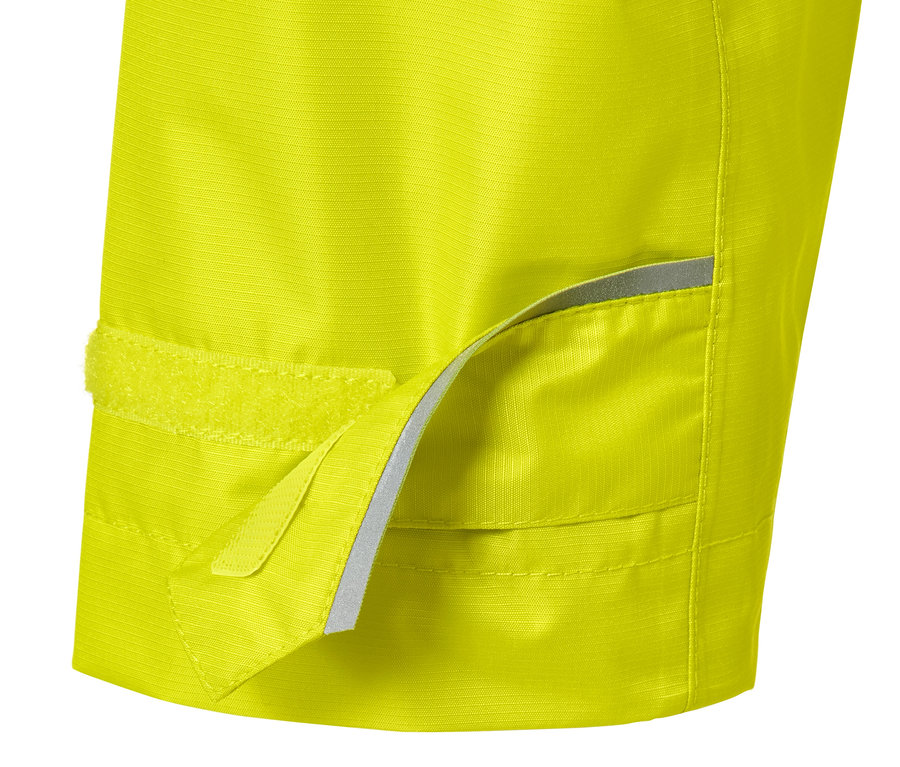 Detail žluté bundy do deště se zapínáním na suchý zip.