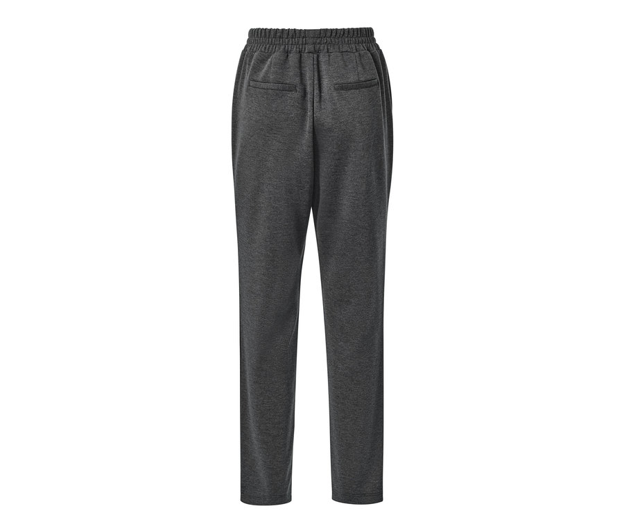 Šedé kalhoty joggpant z pohledu zezadu.