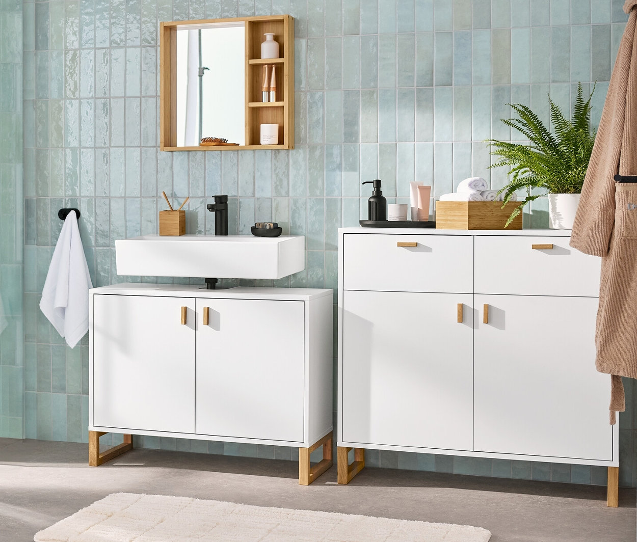 Interiér koupelny s umyvadlovou skříňkou se 2 dvířky, zrcadlem s poličkami, odkládací skříňkou se 2 zásuvkami a 2 dvířky a vysokou koupelnovou skříňkou.