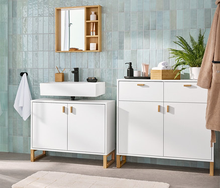 Interiér koupelny s umyvadlovou skříňkou se 2 dvířky, zrcadlem s poličkami, odkládací skříňkou se 2 zásuvkami a 2 dvířky a vysokou koupelnovou skříňkou.