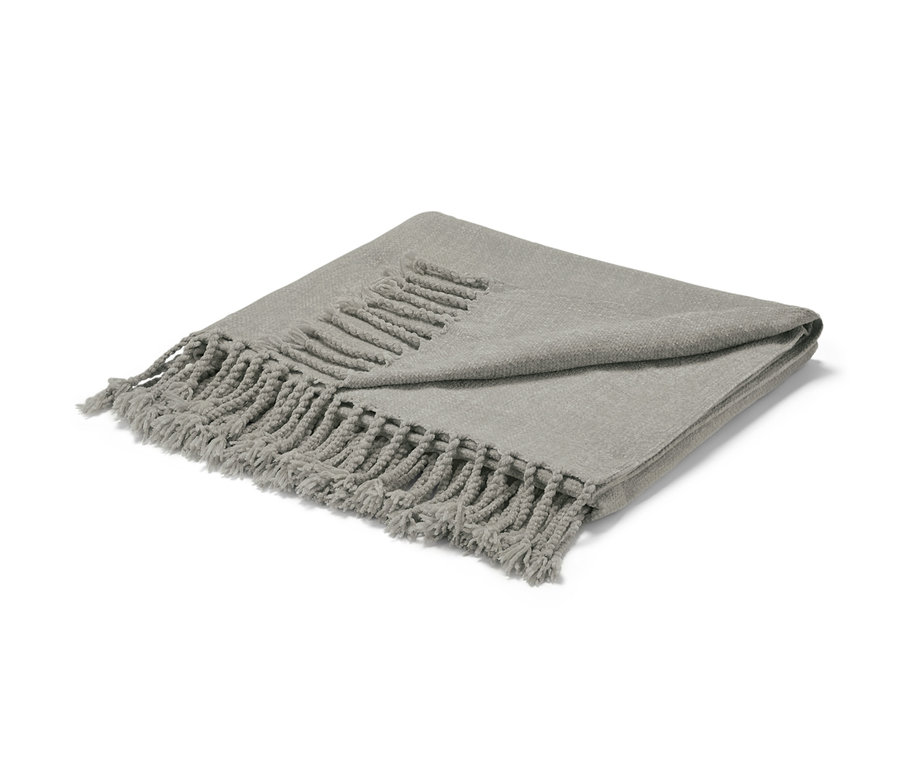 Šedá žinylková deka s třásněmi leží složená na bílém pozadí.