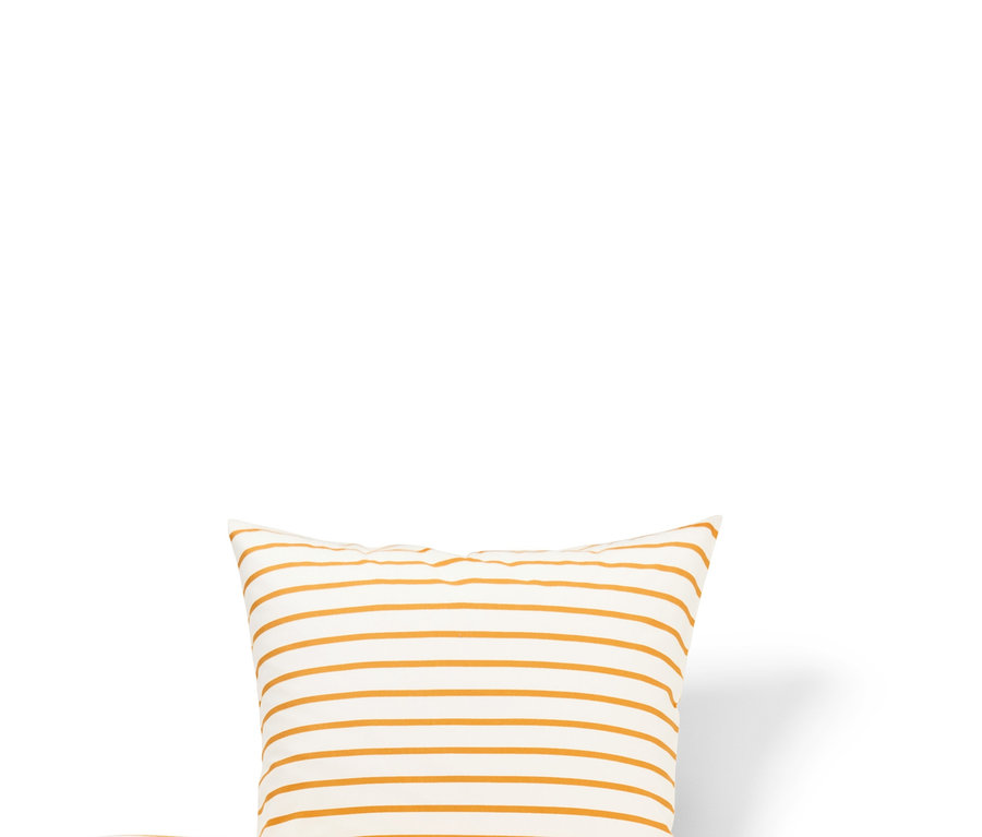 Pohled shora na tři standardní a jednu nadměrnou sadu flanelového povlečení s oranžovými a bílými pruhy.