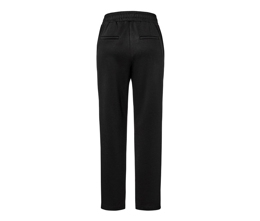Detailní pohled zezadu na černé joggpant kalhoty.