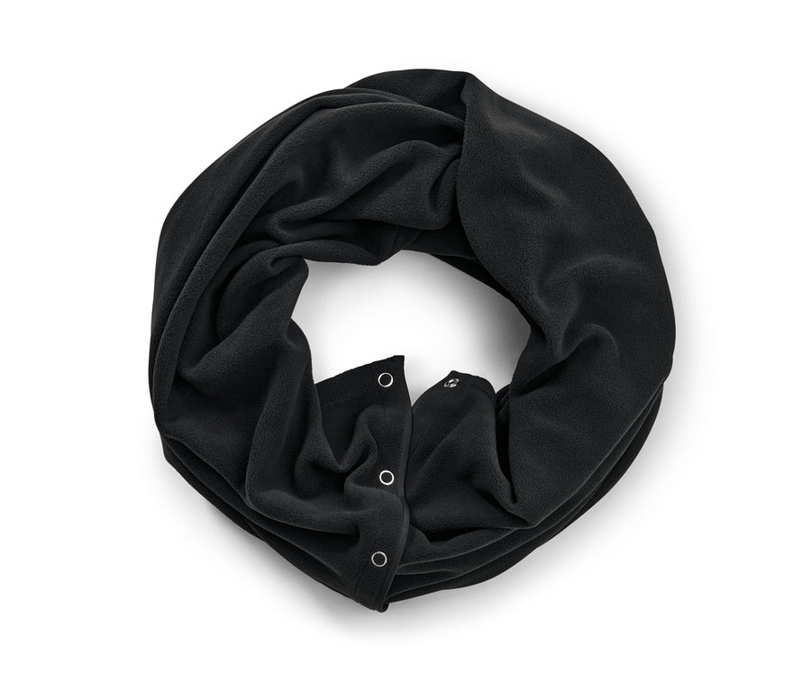 Černá oversize šála 3 v 1 na bílém pozadí.