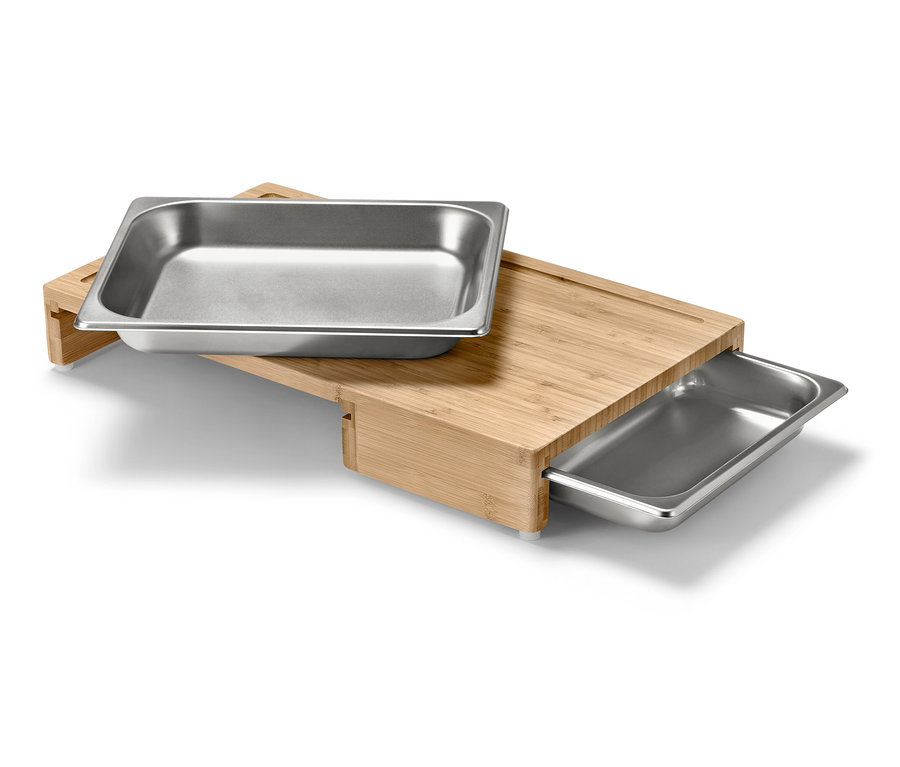 Bambusové krájecí prkénko se dvěma nerezovými miskami.