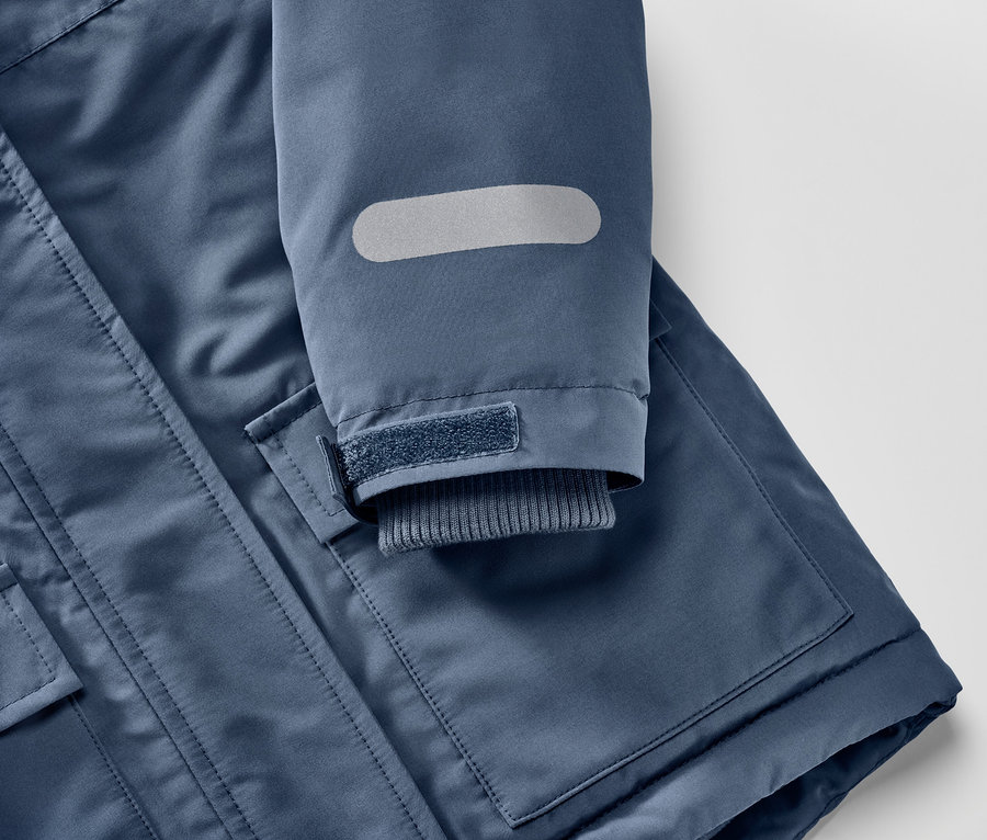 Detail dětské zimní kombinézy.