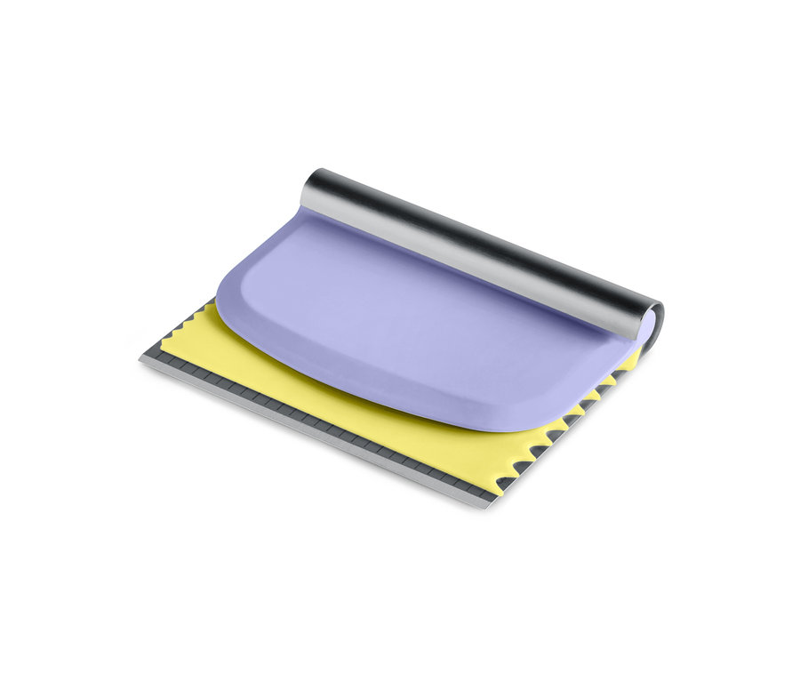 Fialová stěrka na těsto ze sady pomůcek na pečení.