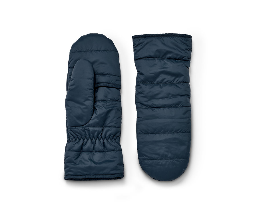 Dvě prošívané odklápěcí palčáky tmavě modré barvy leží vedle sebe na bílém pozadí.