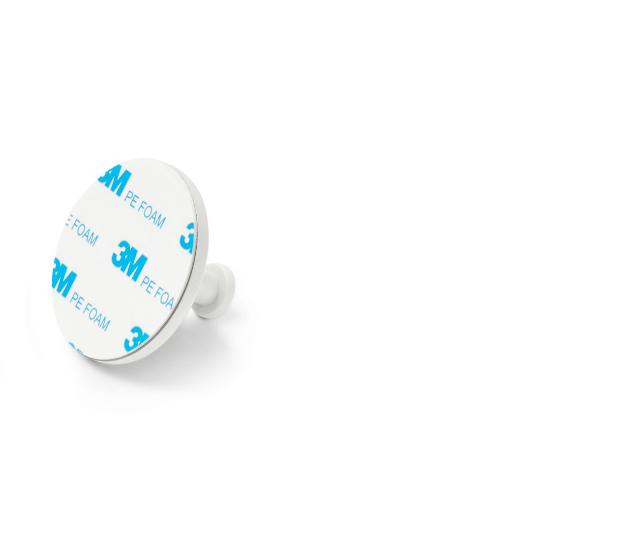 Dva bílé háčky na bílém pozadí.