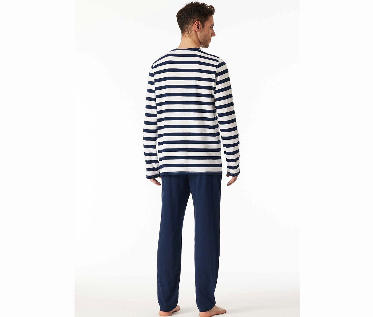 Muž zezadu v modrém pruhovaném pyžamu.