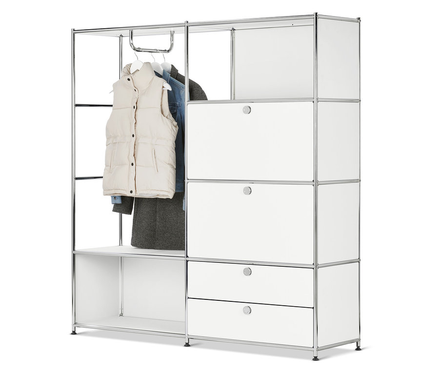 Oblečení visí v bílém modulárním úložném systému.