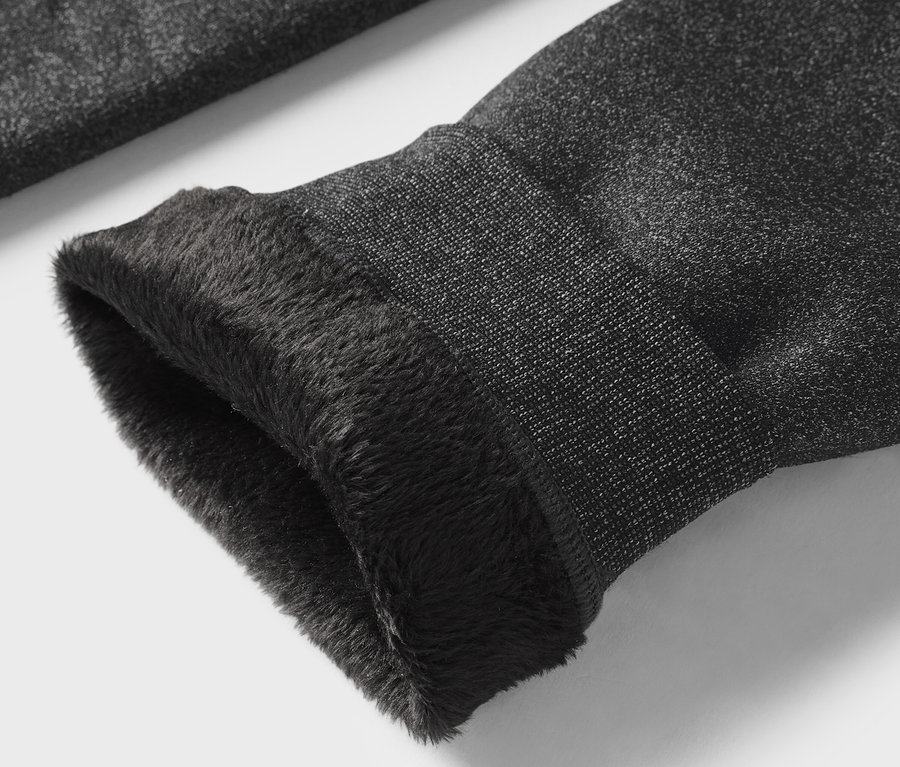 Detail šedého rukávu s černou kožešinovou podšívkou.