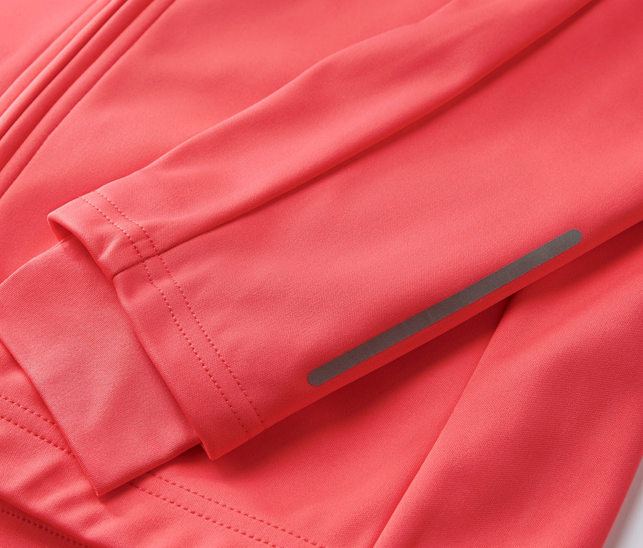 Detail cyklistické funkční bundy.