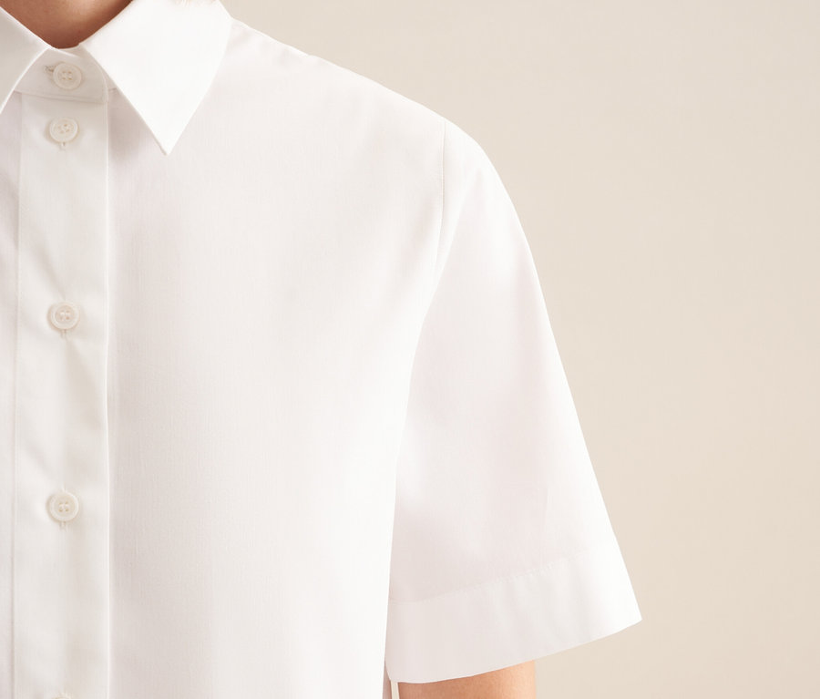 Detail bílé halenky s krátkým rukávem Seidensticker.