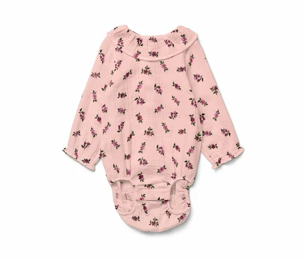 Růžové mušelínové body pro miminka s dlouhými rukávy a květinovým vzorem.