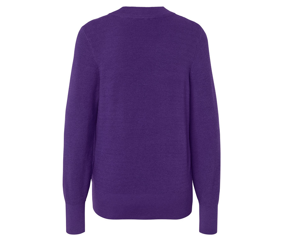 Fialový svetr na bílém pozadí.