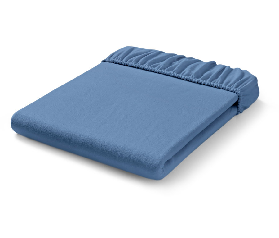 Složená světle modrá napínací prostěradla s elastickými rohy.