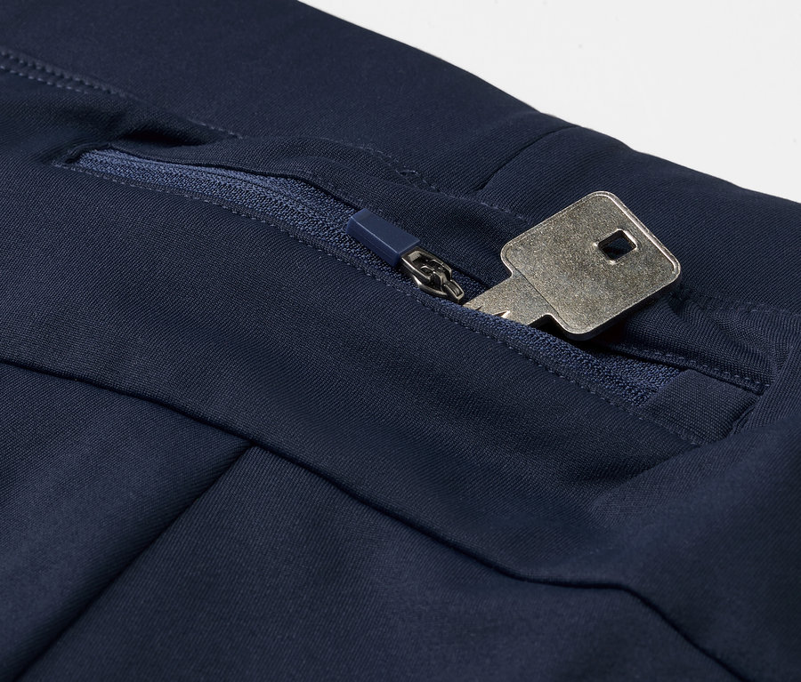 Detail modrých běžeckých legín Windprotection s klíčem v kapse na zip.