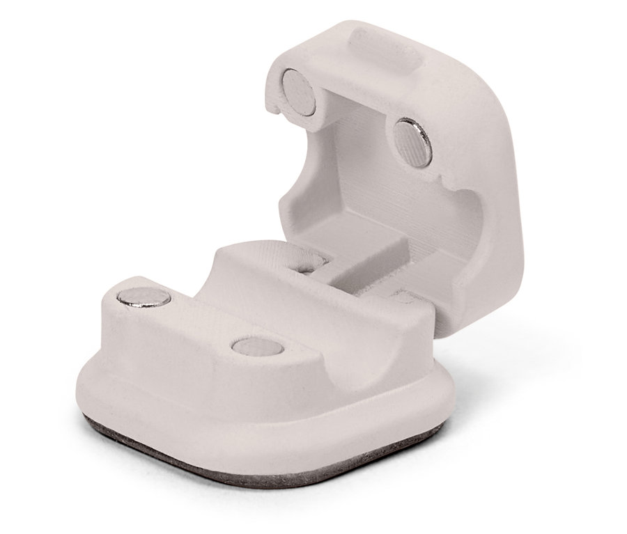 Otevřený bílý magnetický držák.