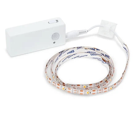 Bílá LED páska s ovladačem a napájecím kabelem.
