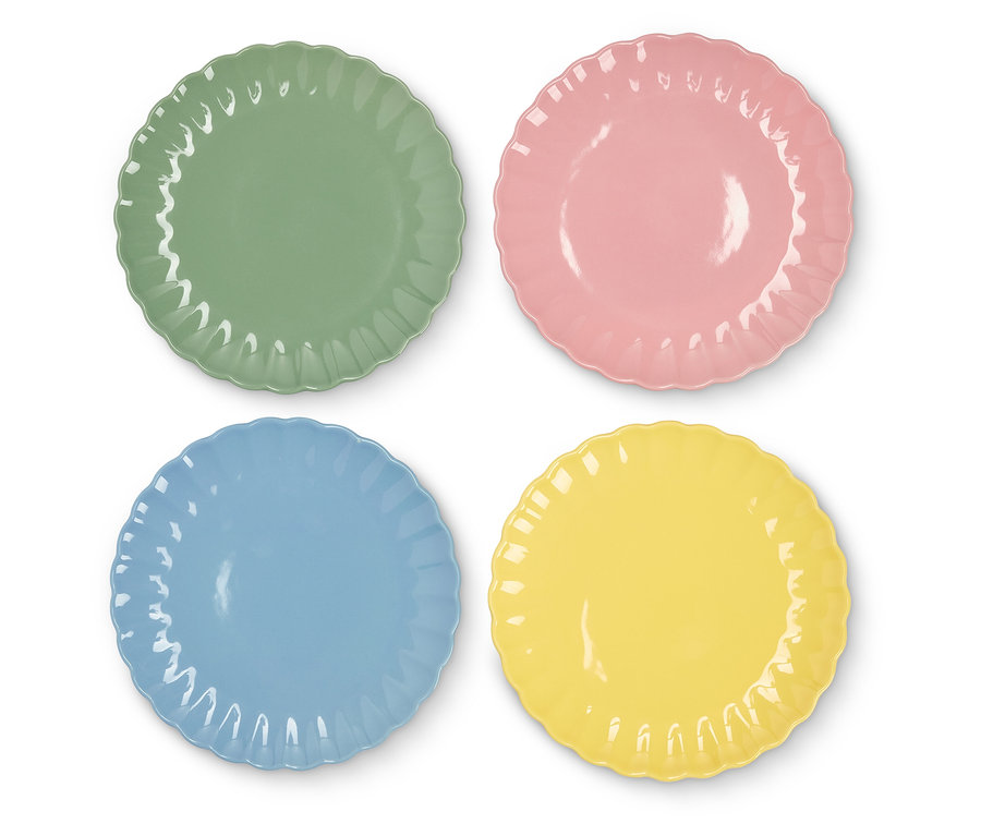 Čtyři keramické talíře s vroubkovaným okrajem v zelené, růžové, modré a žluté barvě.