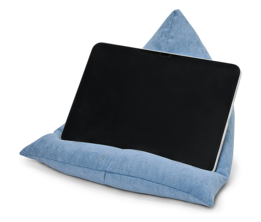 Tablet leží na modrém polštářku 2 v 1 na knihy a tablety.