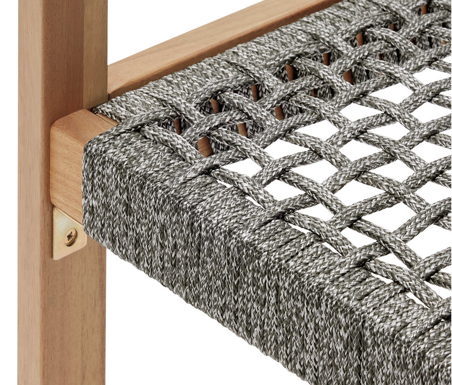 Detail jídelní židle s textilním výpletem.