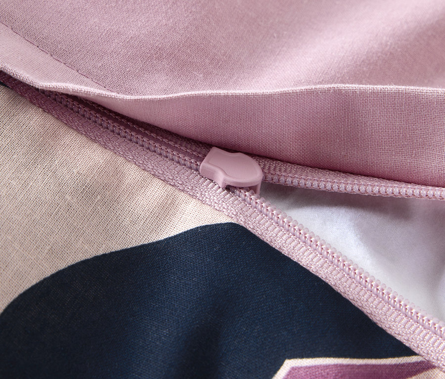 Detailní záběr na zip standardní velikosti povlečení renforcé.