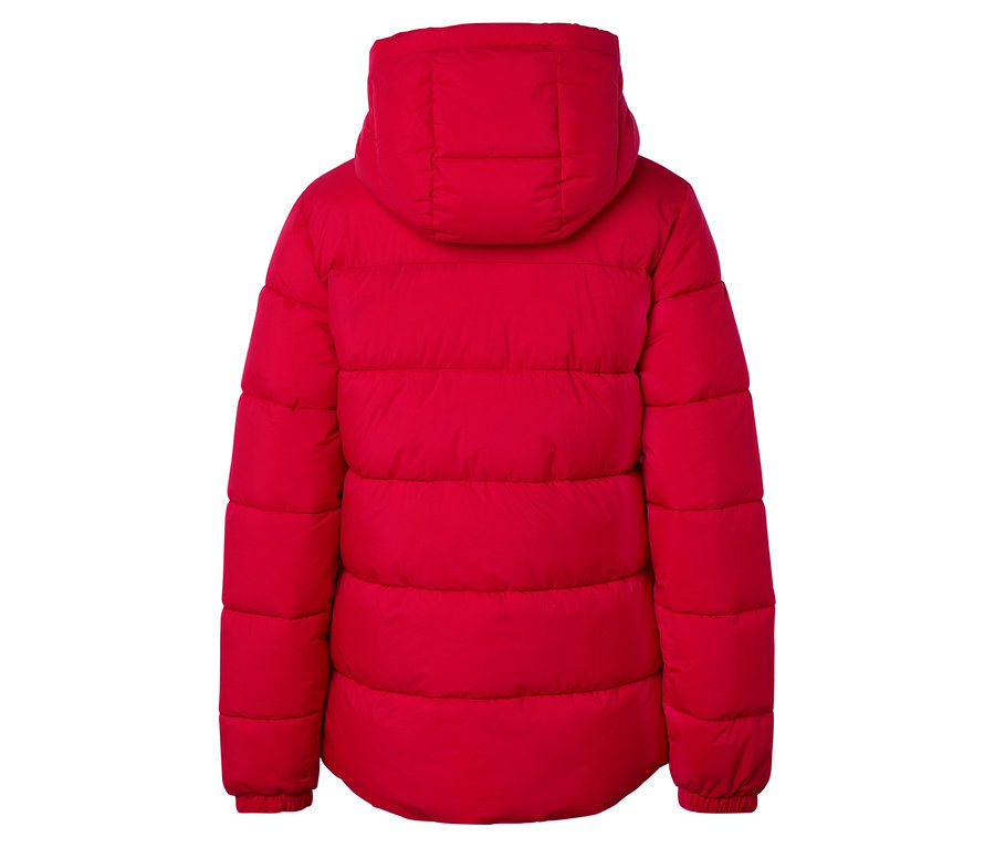 Zadní pohled na červenou péřovou bundu s kapucí.