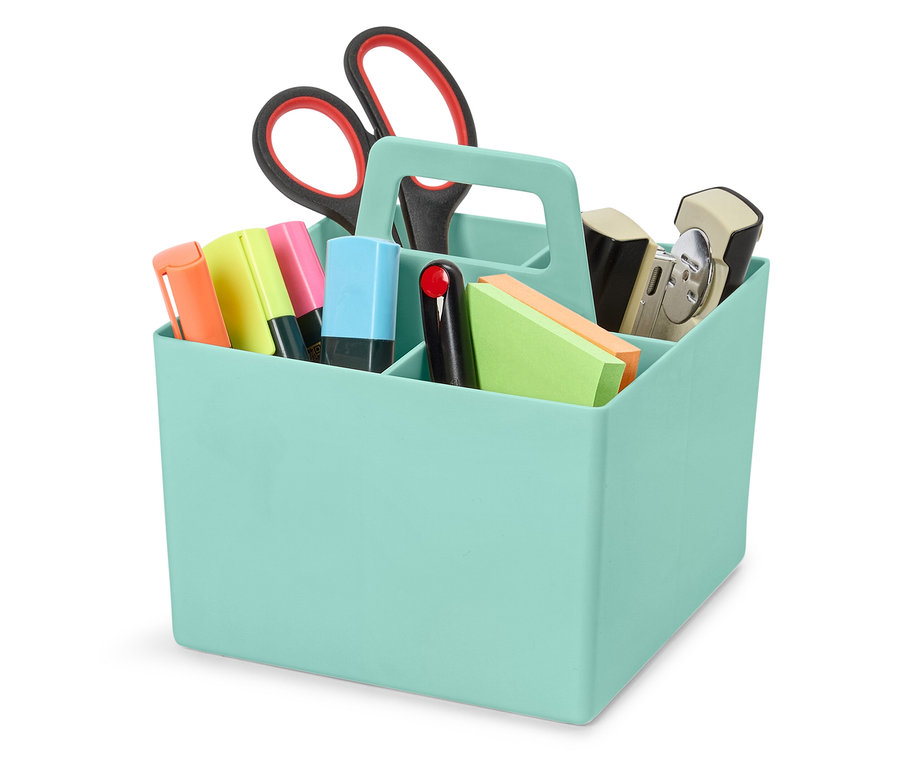 Tyrkysový organizér na psací potřeby plný nůžek, zvýrazňovačů, poznámkových bločků a sešívačky.