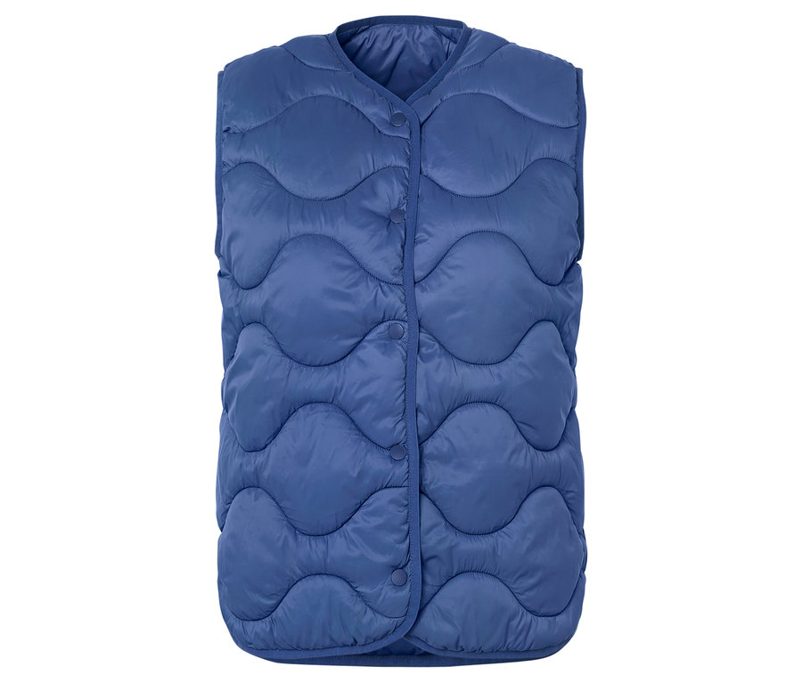 Modrá prošívaná vesta s knoflíky.