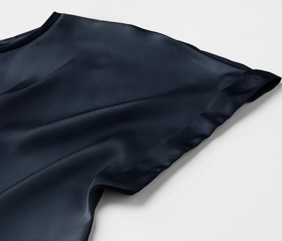 Detail of a navy Halenkové triko z kombinace materiálů.