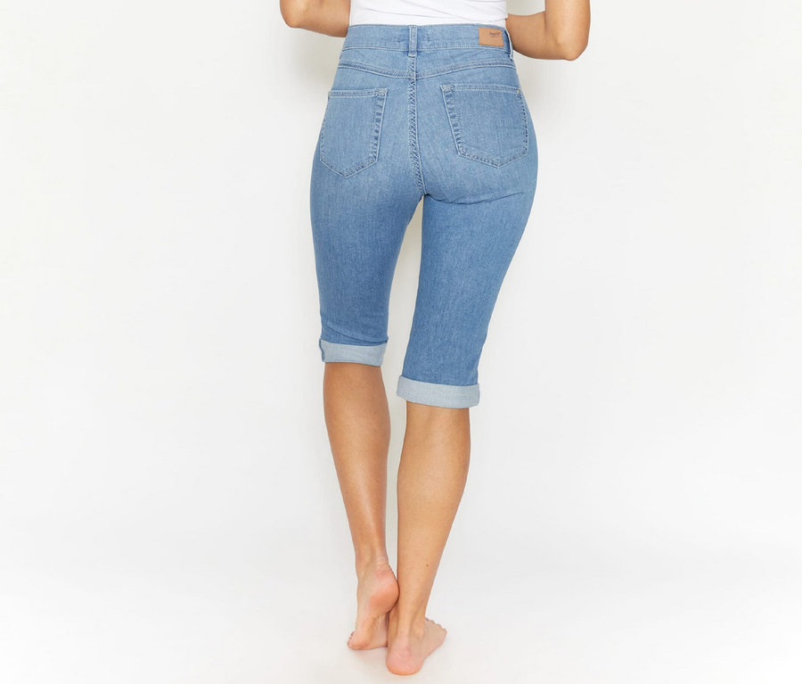 Žena nosí džíny Angels »Capri Turn-Up«, slim fit, světle modré, zezadu.