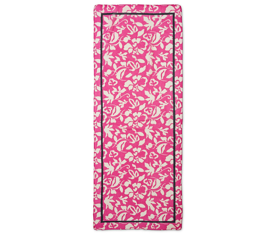Růžový běhoun se smetanovým květinovým vzorem a černým okrajem.