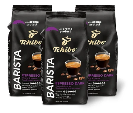 Tři balení BARISTA Espresso Dark – 3× 1 kg zrnkové kávy stojí na bílém pozadí.