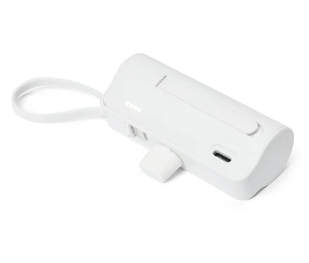 Bílý obdélníkový bateriový blok s integrovaným portem USB-C a smyčkou leží na bílém pozadí.