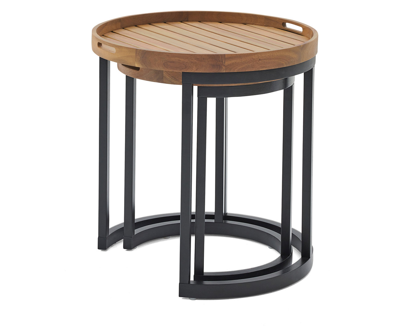 Dva kulaté dřevěné odkládací stolky s černými kovovými nohami jsou zasunuty do sebe na bílém pozadí.