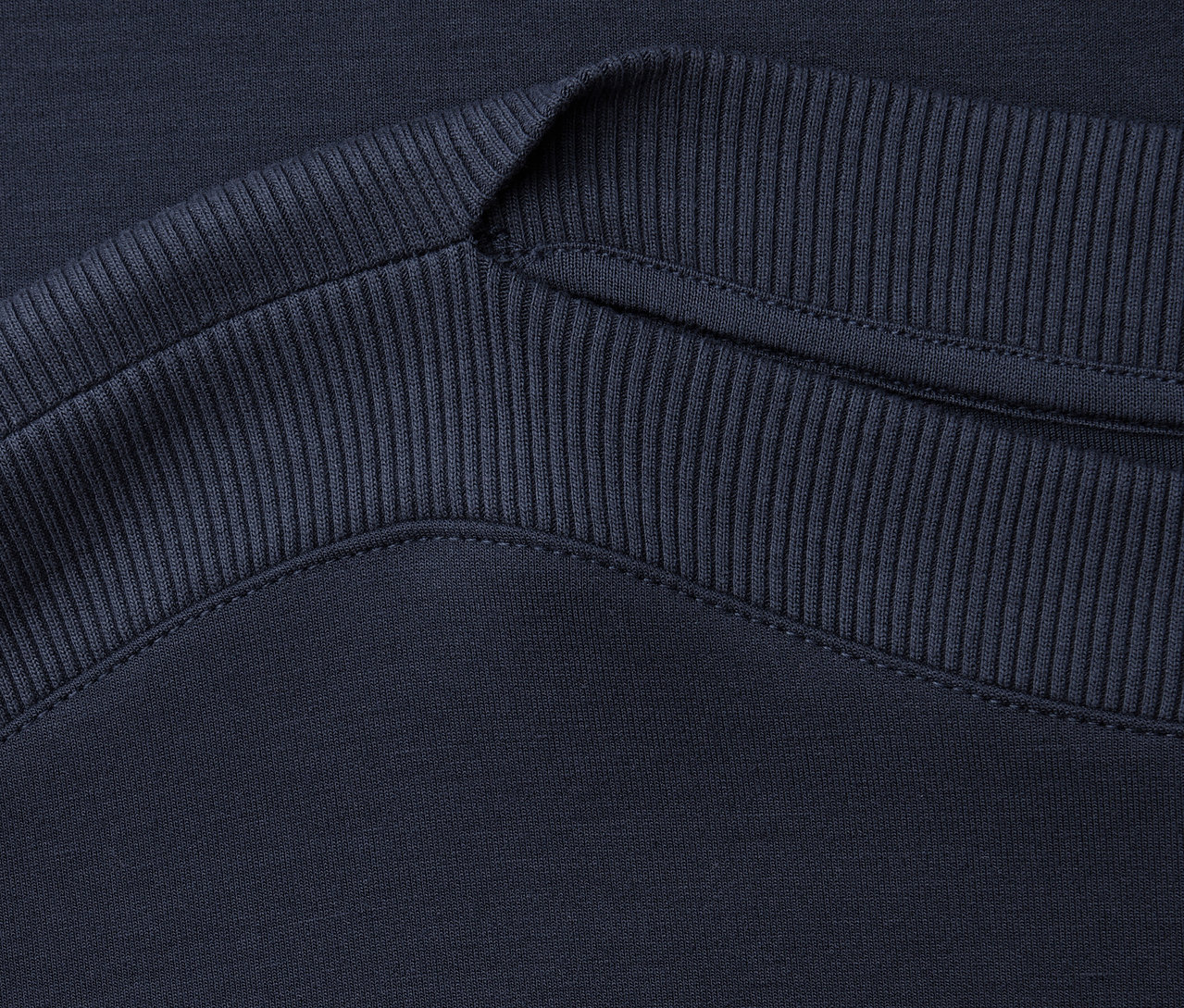 Detailní záběr na žebrovaný výstřih námořnicky modrého trička s krátkým rukávem Street One.