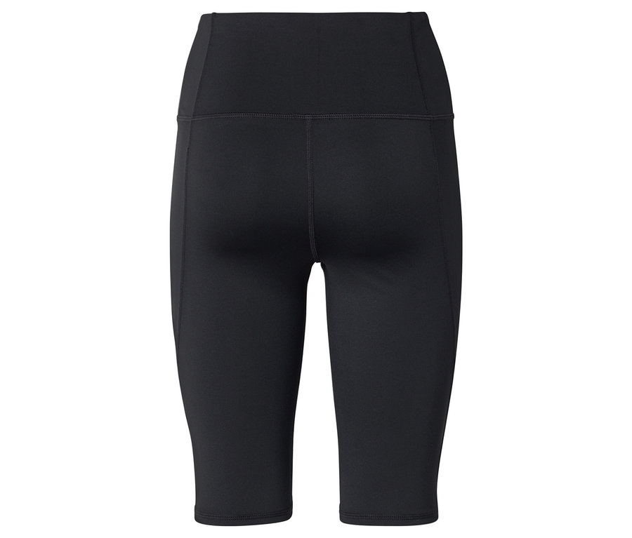 Pohled zezadu na černé, přiléhavé sportovní šortky.