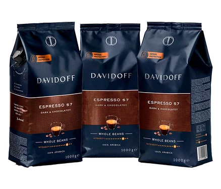 Tři tmavě modrá balení kávových zrn Davidoff Espresso 57 stojí vedle sebe.