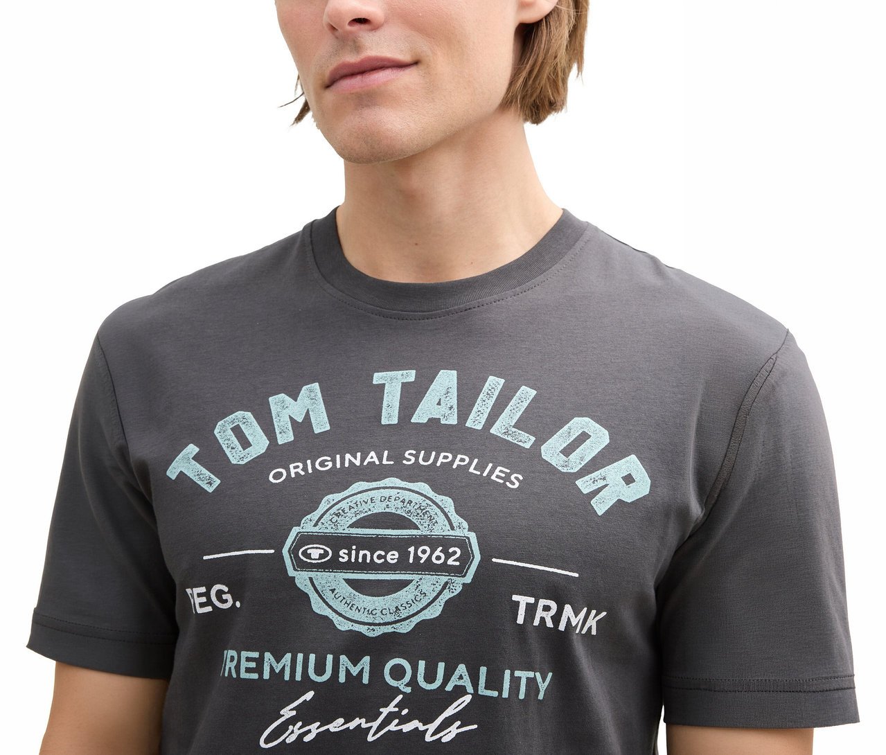 Muž má na sobě šedé tričko Tom Tailor s logem, Tarmac Grey.