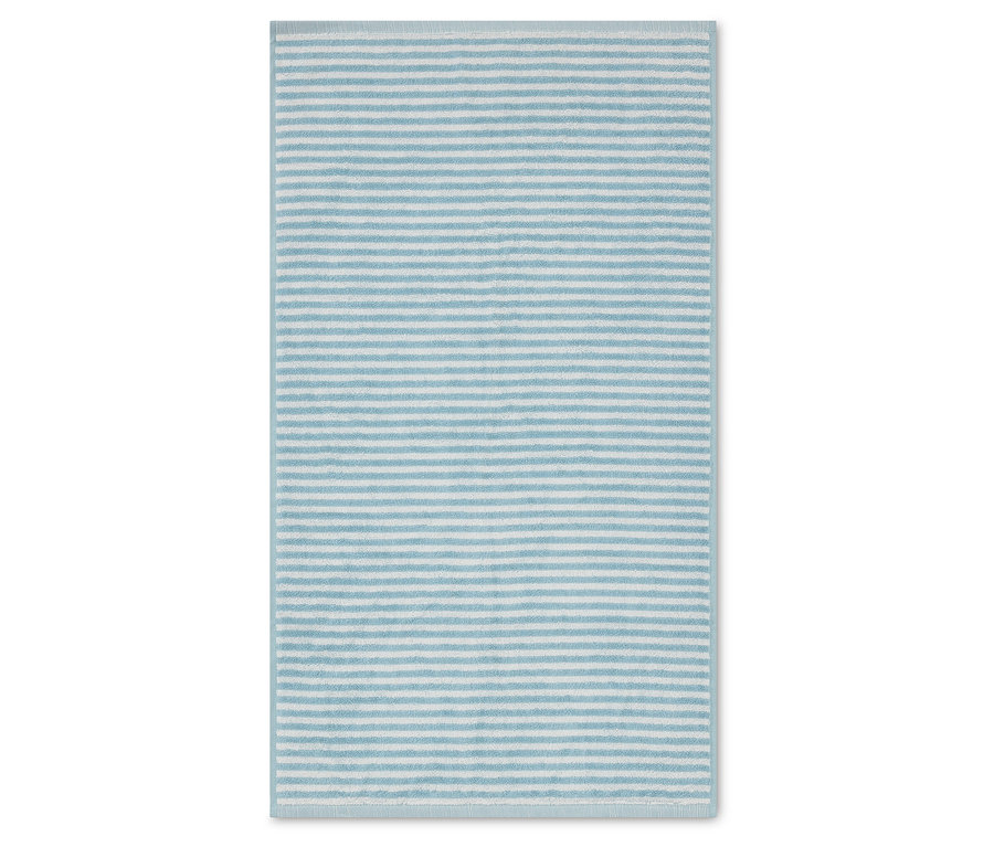 Světle modrý ručník s bílými pruhy leží na bílém povrchu.