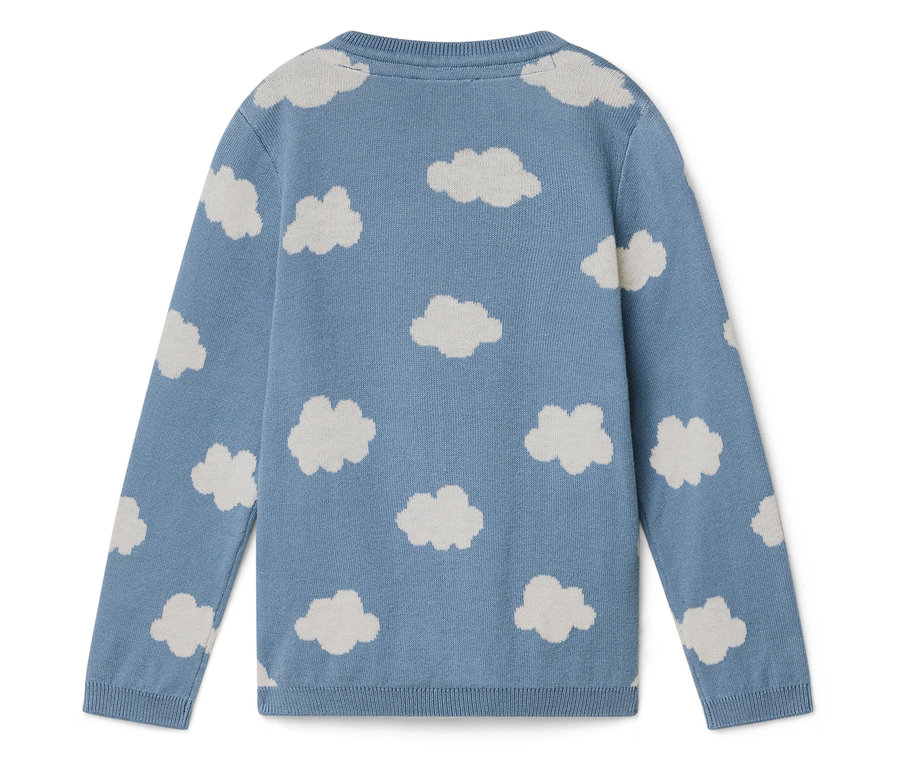Světle modrý svetr s motivem bílých mraků.