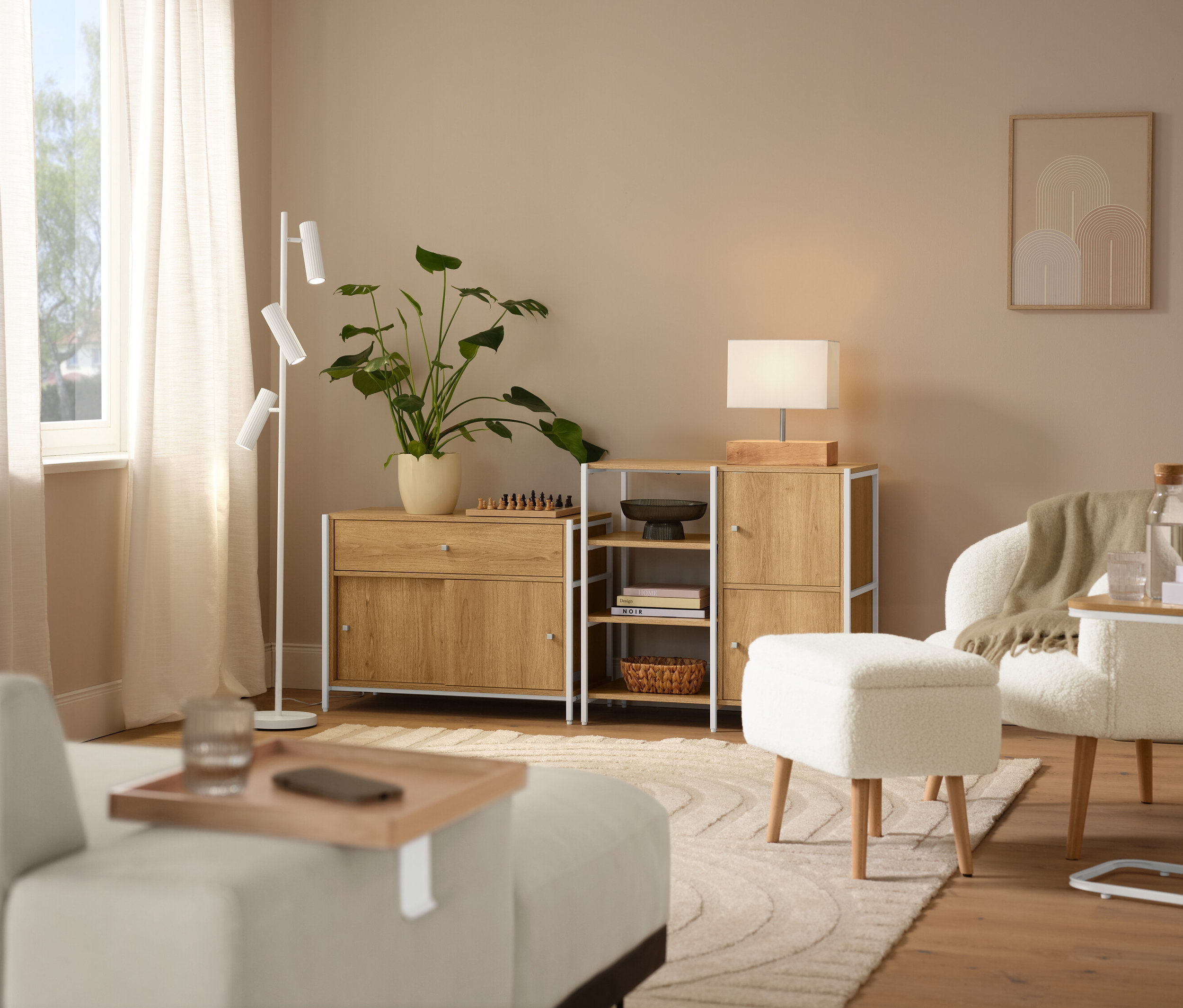 Interiérová scéna s béžovým kobercem »Cosmo«, křeslem z buklé s dřevěnými nohami a stolní lampou s dřevěným podstavcem.