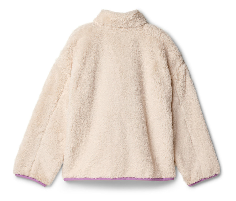 Pohled zezadu na krémovou fleecovou mikinu s fialovým lemem.