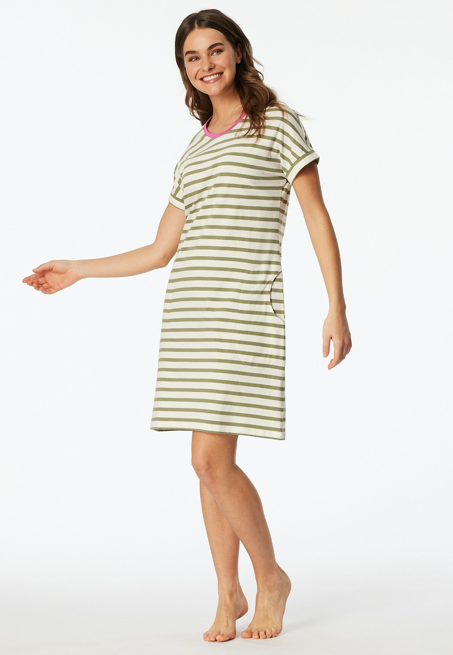 Žena má na sobě pruhované tričkové šaty s růžovými akcenty na výstřihu.