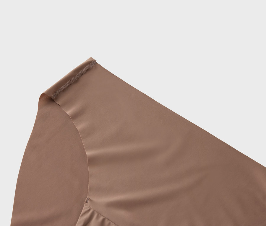 Detailní záběr na hnědé spodní prádlo.