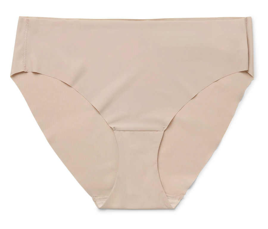 Detailní záběr béžových kalhotek na bílém pozadí.