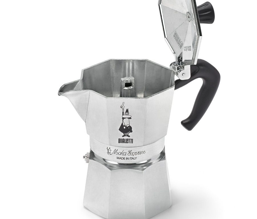 Otevřený stříbrný kávovar Bialetti stojí na bílém pozadí.